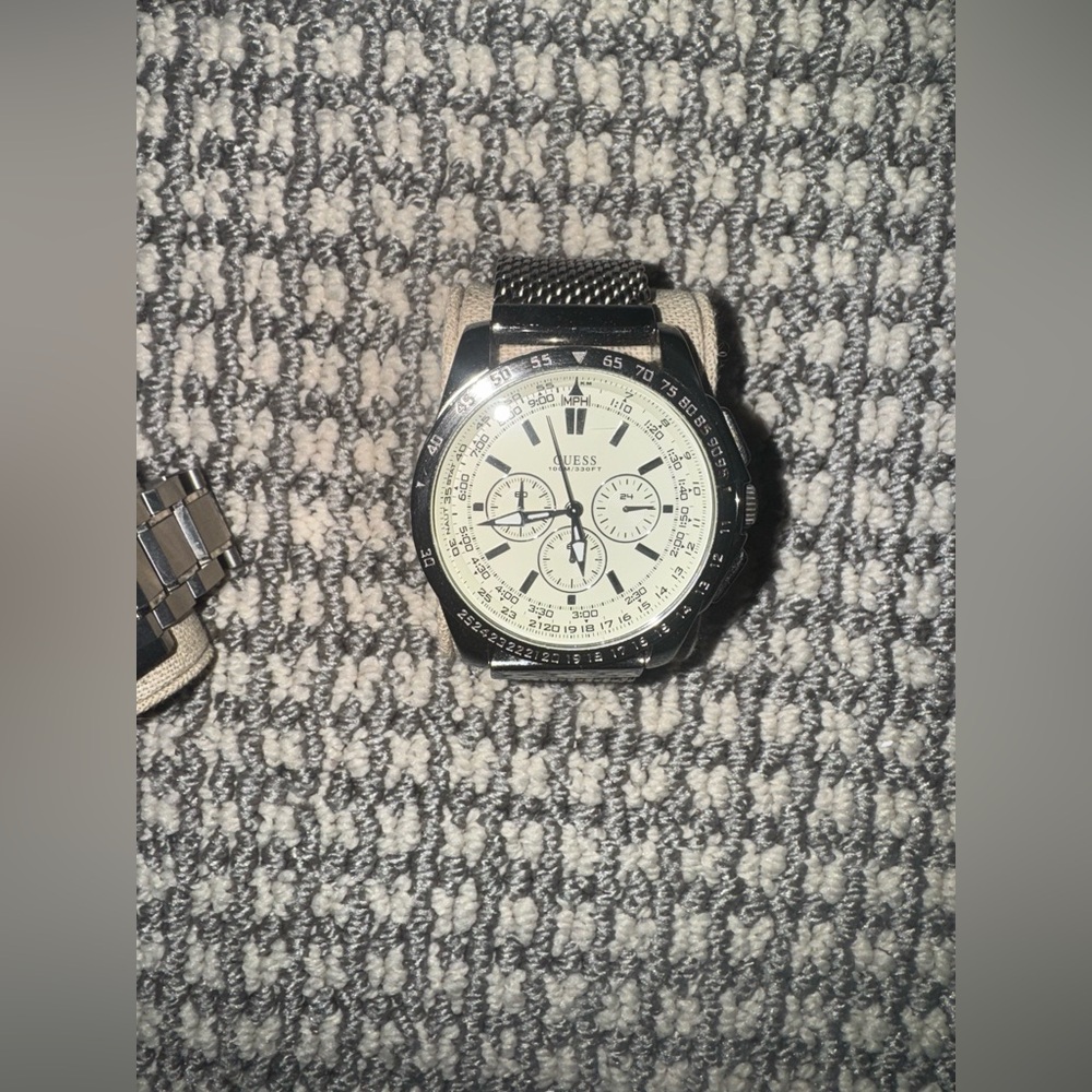 NWHT MEN GUESS WATCH